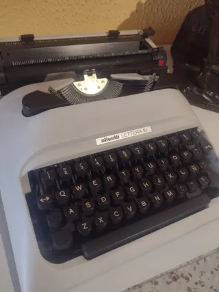 Máquina de escribir Olivetti Lettera 10