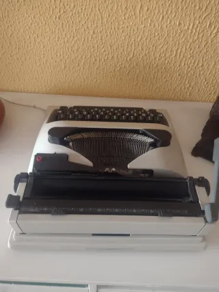 Máquina de escribir Olivetti Lettera 10