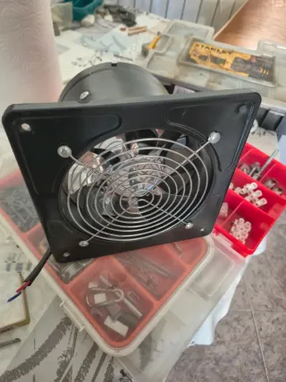 Extractor de aire negro