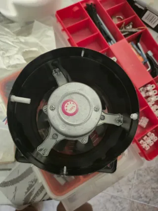 Extractor de aire negro