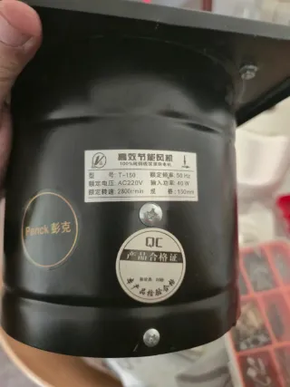 Extractor de aire negro