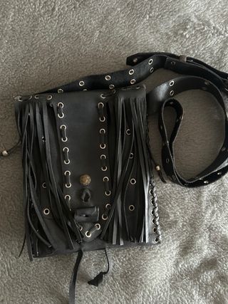 Bolso de cuero con flecos y tachuelas