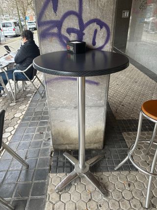 2 mesas altas, dos sillas altas y dos taburetes.