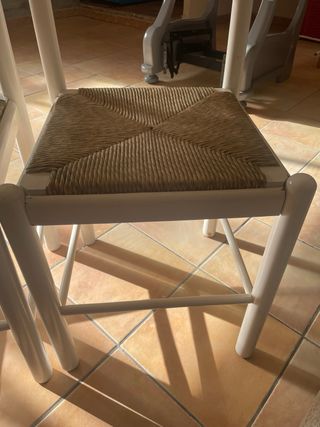 Sillas de mimbre y madera