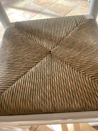 Sillas de mimbre y madera