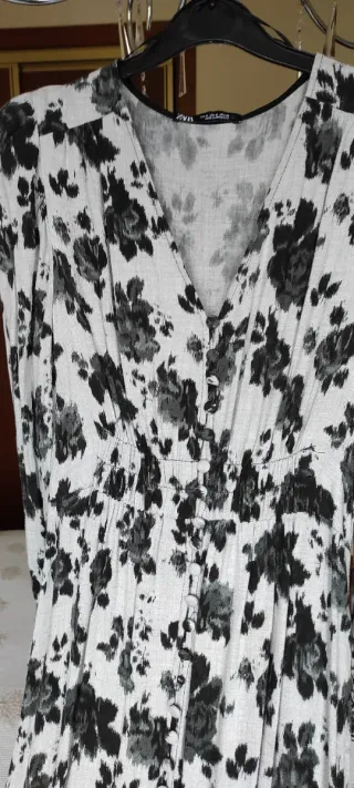 Vestido Zara flores gris y negro botones
