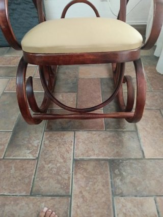 Mecedora antigua de madera