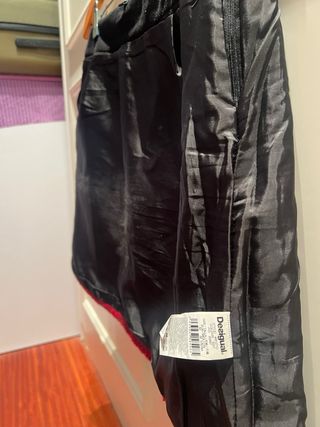 Falda corta Desigual roja y negra