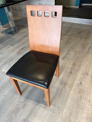 Silla de madera con asiento de cuero
