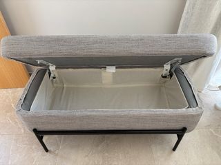 Banco de almacenaje beige y negro