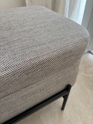 Banco de almacenaje beige y negro