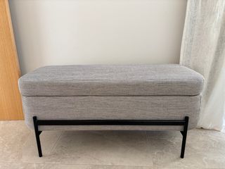 Banco de almacenaje beige y negro