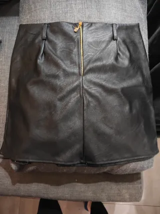 Falda polipiel negra sin usar.