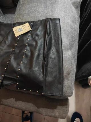 Falda polipiel negra sin usar.