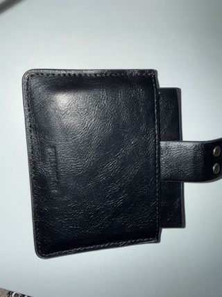 Monedero negro con tachuelas