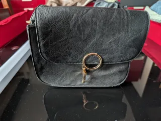 Borsa nera con dettagli oro