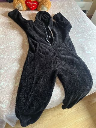 Mono de pijama negro con capucha