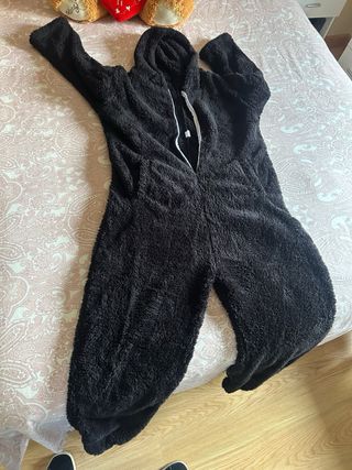 Mono de pijama negro con capucha