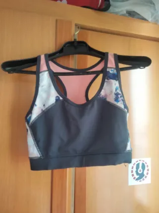 Top deportivo gris y rosa
