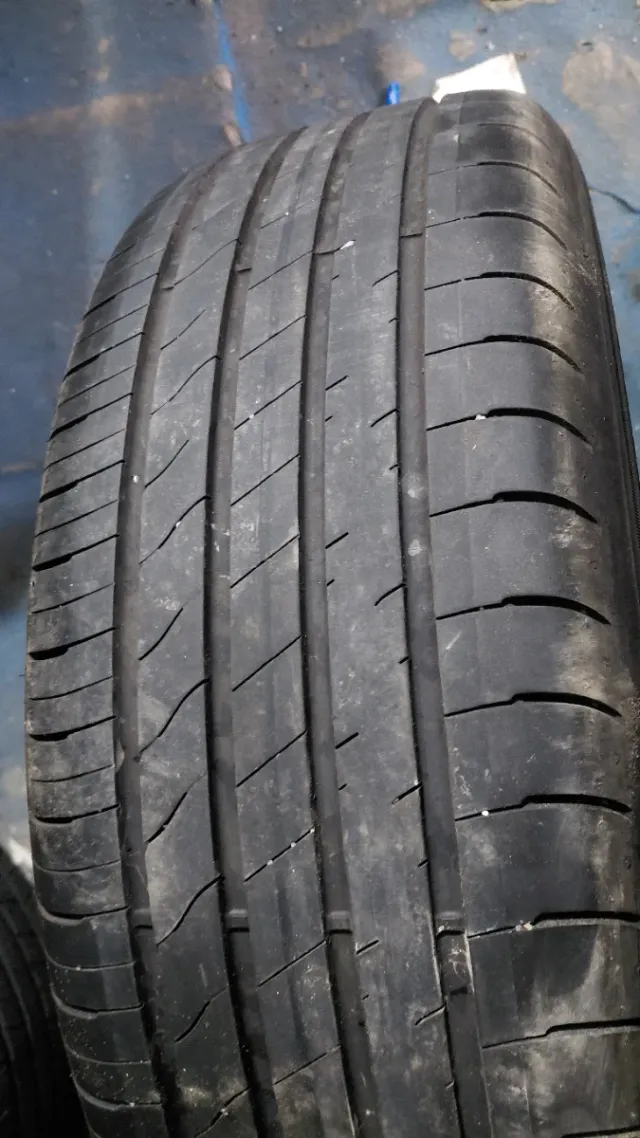 Neumático 215/60/17