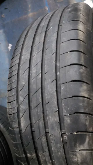 Neumático 215/60/17