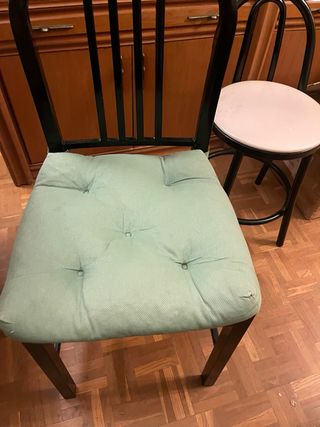 4 Sillas de hierro negras mas cojines