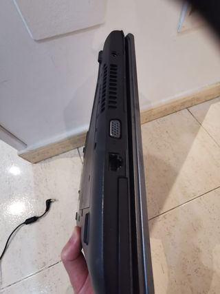 Portátil Fujitsu V5535 + cargador