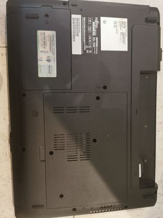 Portátil Fujitsu V5535 + cargador