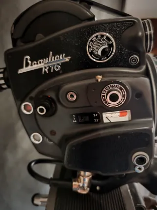 Cámara de cine antigua con trípode