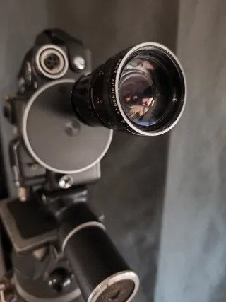 Cámara de cine antigua con trípode