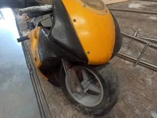 Minimoto Honda Negra y Amarilla no tiene arrancado