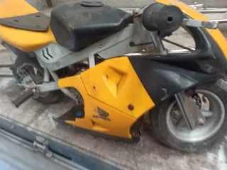 Minimoto Honda Negra y Amarilla no tiene arrancado