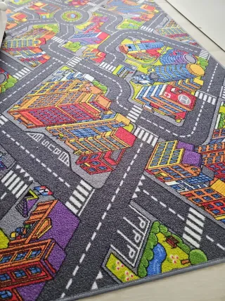 Alfombra infantil ciudad con carreteras.