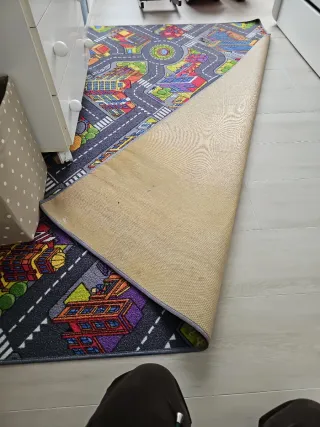 Alfombra infantil ciudad con carreteras.