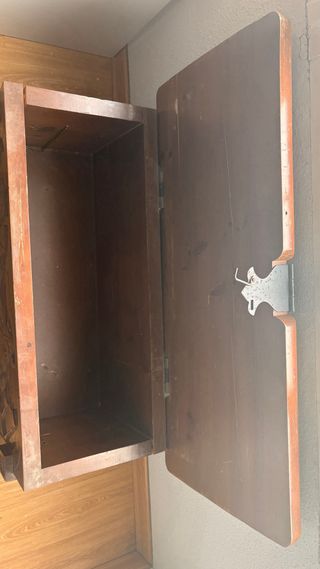 Baúl de madera tallada estilo antiguo