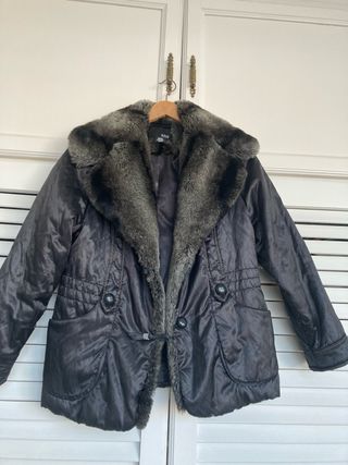 Chaquetón corto con cuello de pelo