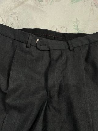 Traje de hombre gris oscuro