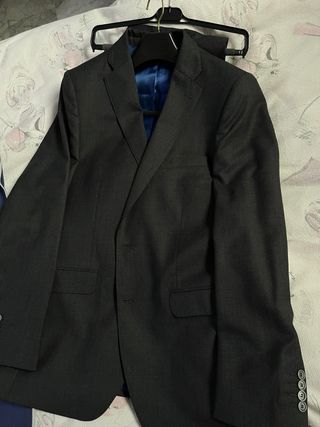 Traje de hombre gris oscuro