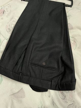 Traje de hombre gris oscuro