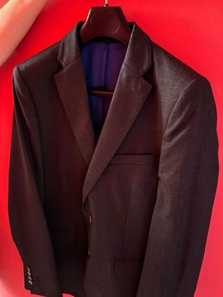Traje de hombre gris oscuro