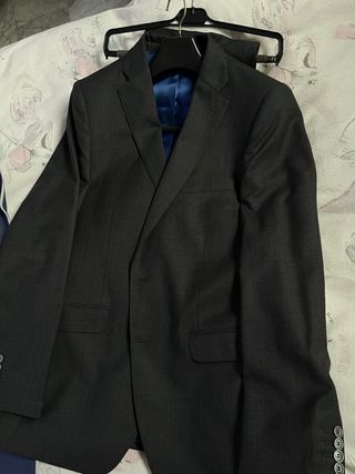 Traje de hombre gris oscuro