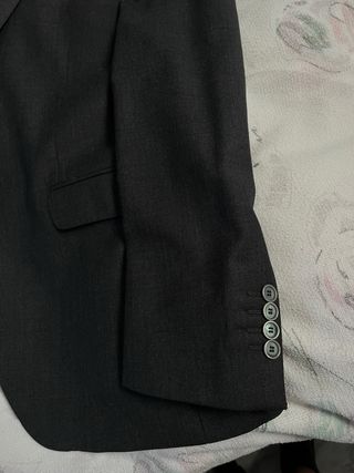 Traje de hombre gris oscuro