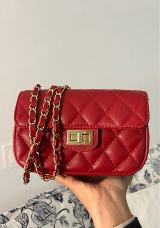 Bolso de hombro rojo con cadena dorada