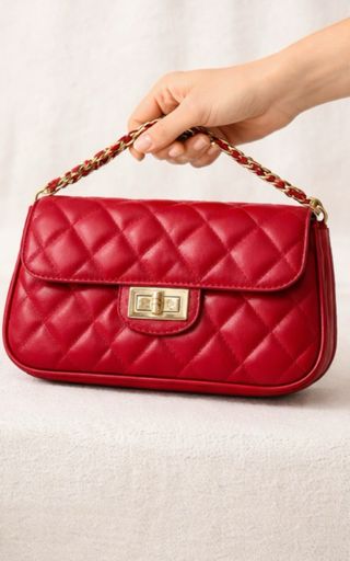 Bolso de hombro rojo con cadena dorada