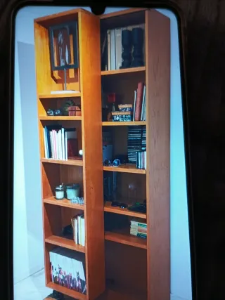 Estantería de madera y cristal