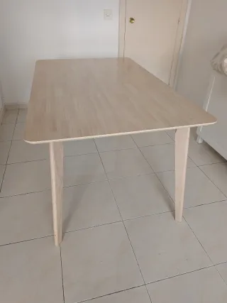 Mesa de comedor de madera Sklum. Modelo Kerhem
