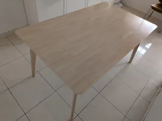 Mesa de comedor de madera Sklum. Modelo Kerhem