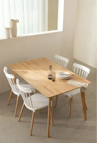 Mesa de comedor de madera Sklum. Modelo Kerhem