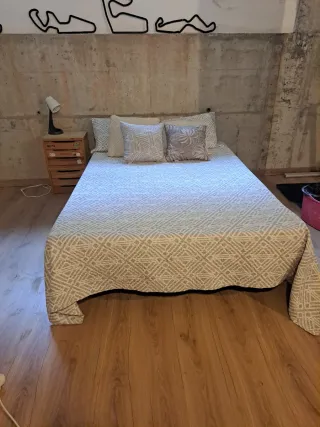 Vendo Cama Matrimonio con Base Tapizada