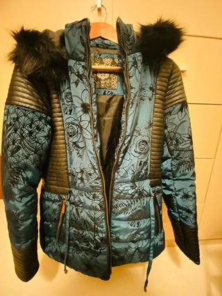 Abrigo Marca Koröshi Acolchado talla M